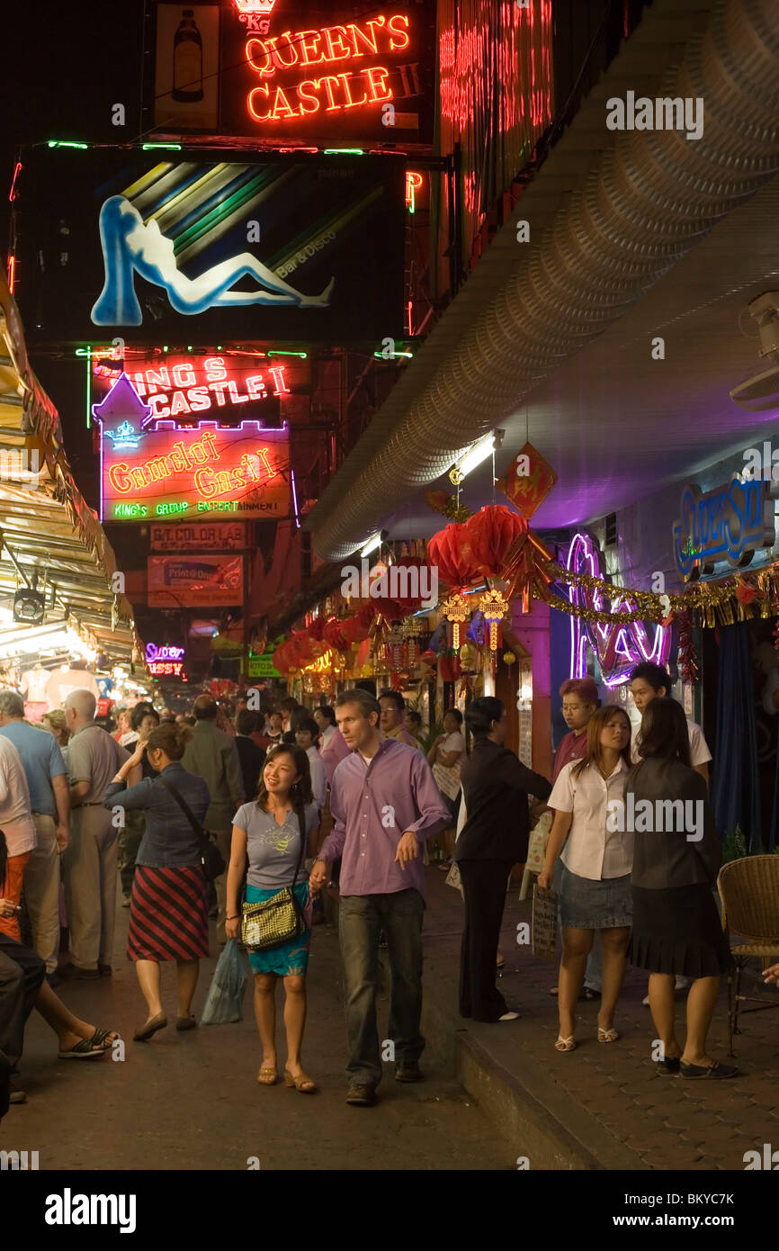 La gente cammina su un mercato notturno lungo i bar e i club, il Patpong, la luce rossa e il quartiere dei divertimenti, Bang Rak distretto, Bangk Foto Stock