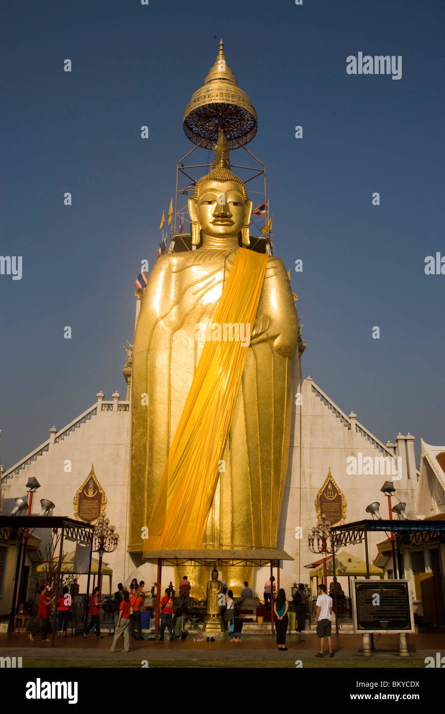 Vista del Buddha dorato statua, 32 m. alto, Wat Intharawihan, Banglamphu, Bangkok, Thailandia Foto Stock