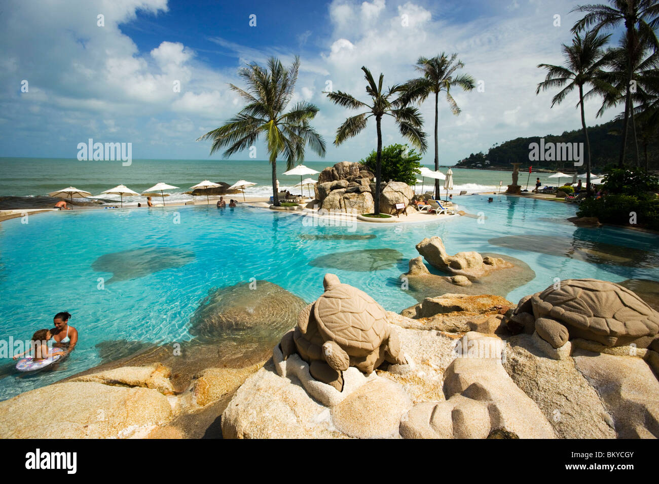 Vacanzieri di relax presso la piscina dell'Imperial Samui Hotel, Chaweng Noi Beach, Hat Chaweng Noi, Ko Samui, Tailandia Foto Stock