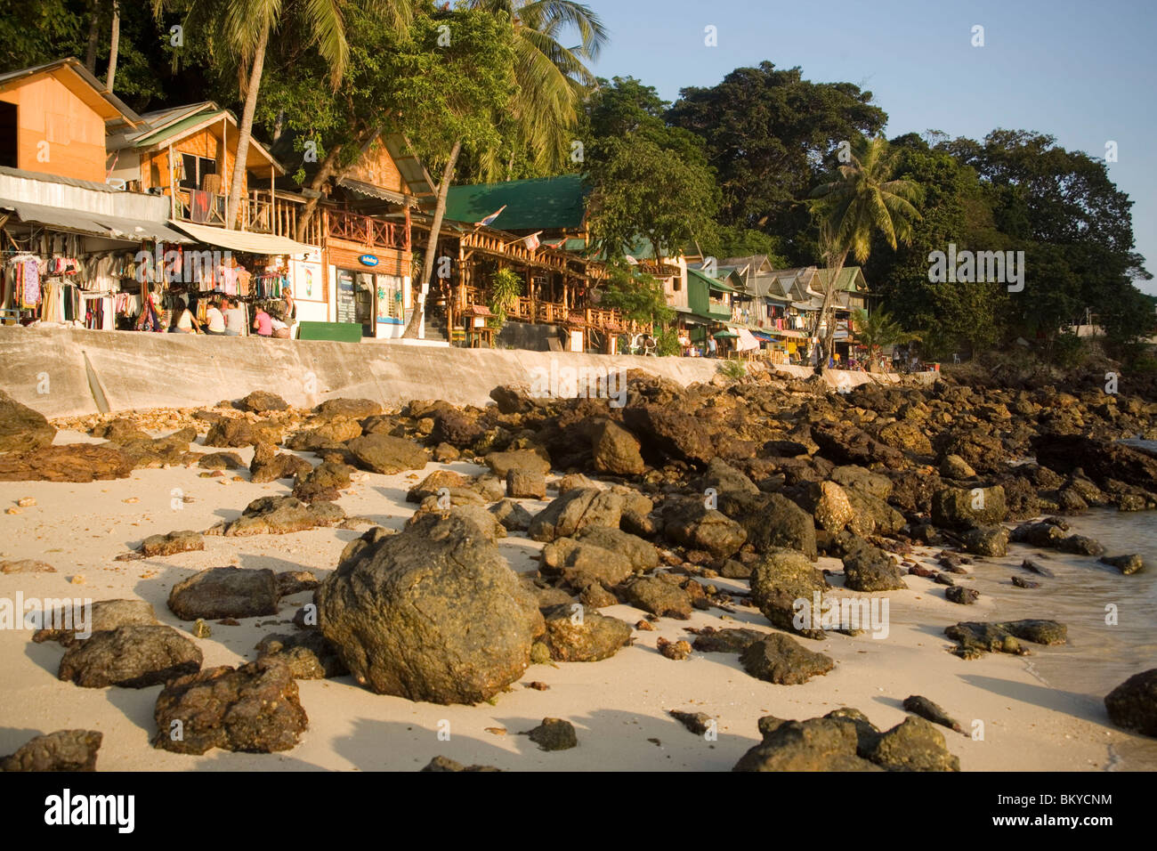 Vista dalla spiaggia sassosa al Boardwalk, Ao Ton Sai, il Banyan Tree Bay, Ko Phi Phi Don, Ko Phi Phi Island, Krabi, Thailandia, dopo la t Foto Stock