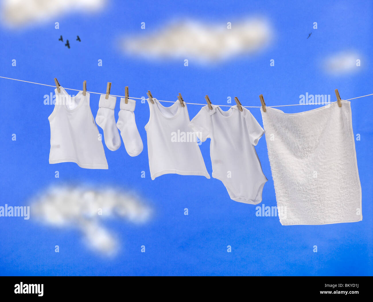 Vestiti di bianco su una linea di lavaggio Foto Stock