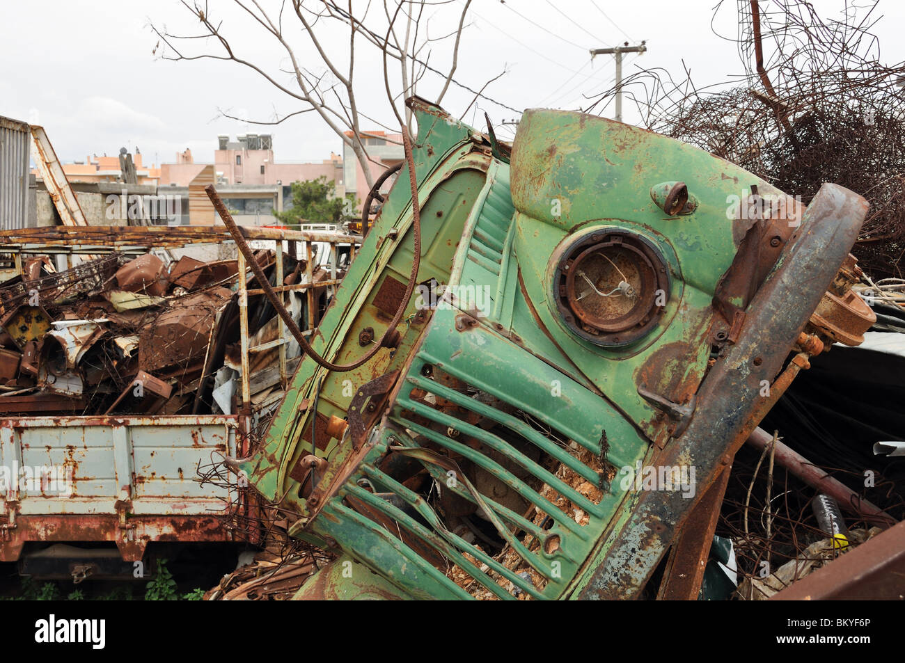 Rusty auto d'epoca e rottami di metallo a junkyard. Foto Stock