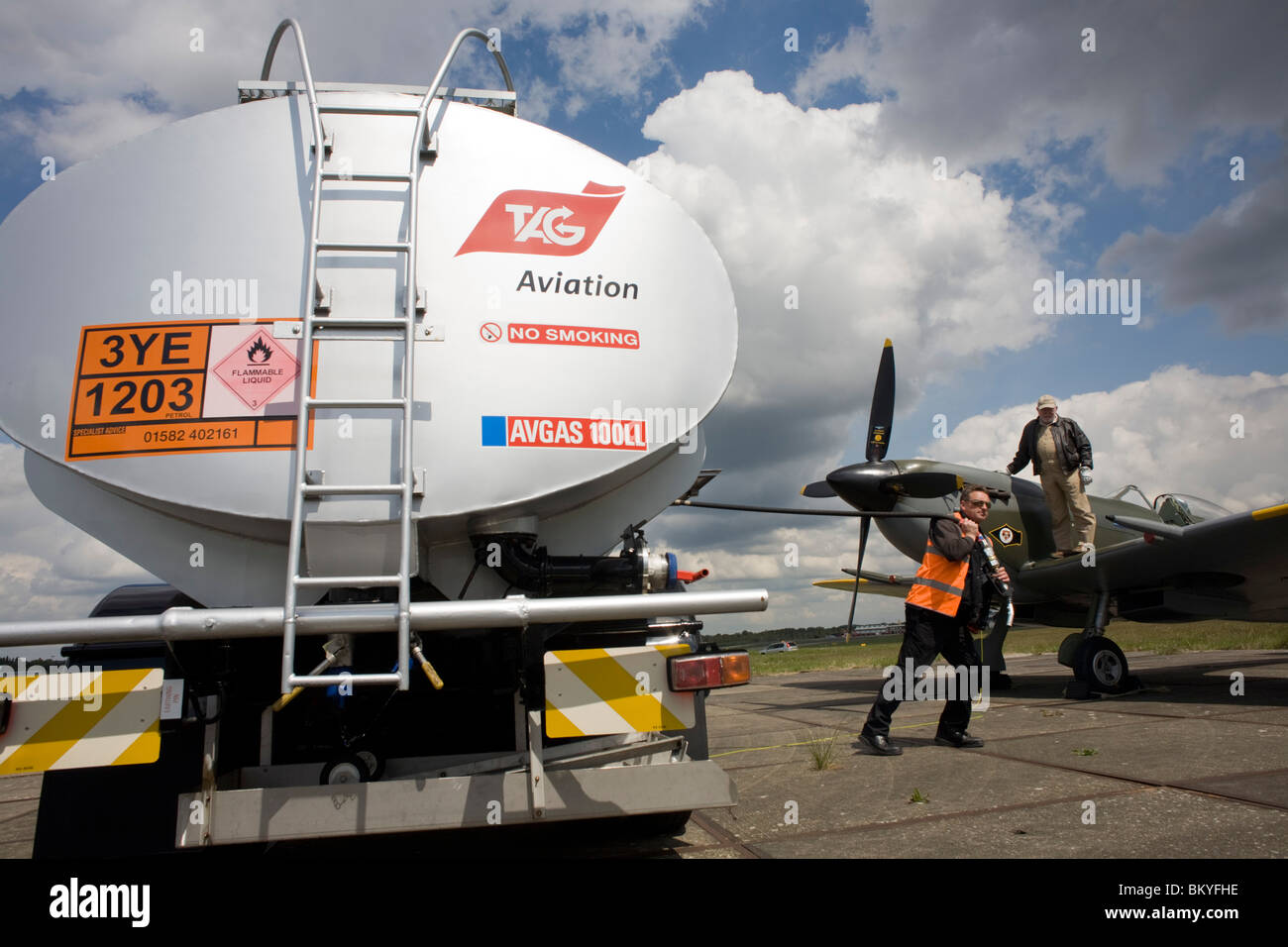 Il Supermarine Spitfire attende con rifornimento AVGAS 100LL carburante (per motori a pistoni) a Farnborough International Airshow di lancio Foto Stock