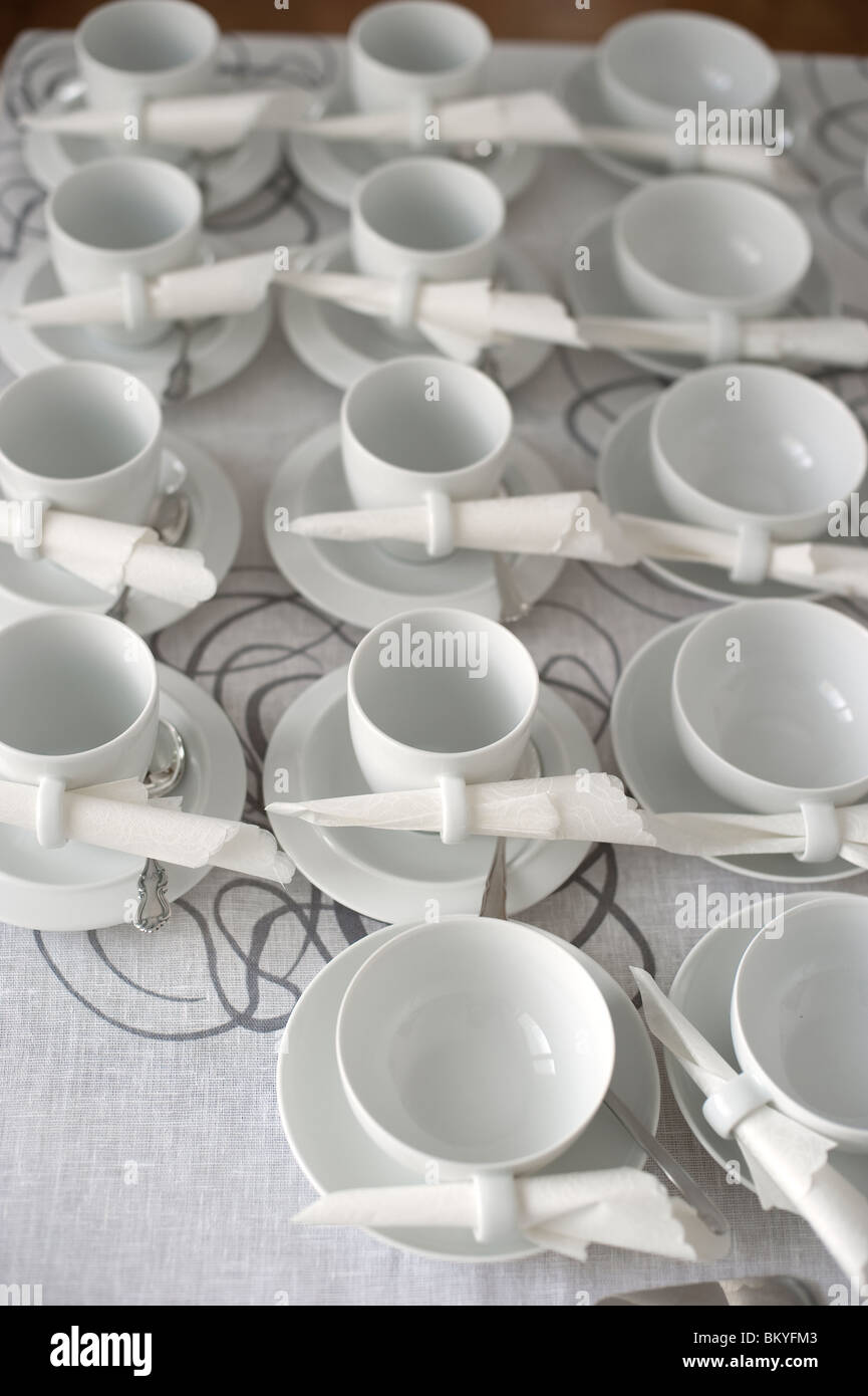 Tavolino da caffè con ben impostato il tè e il caffè le tazze con tovaglioli Foto Stock