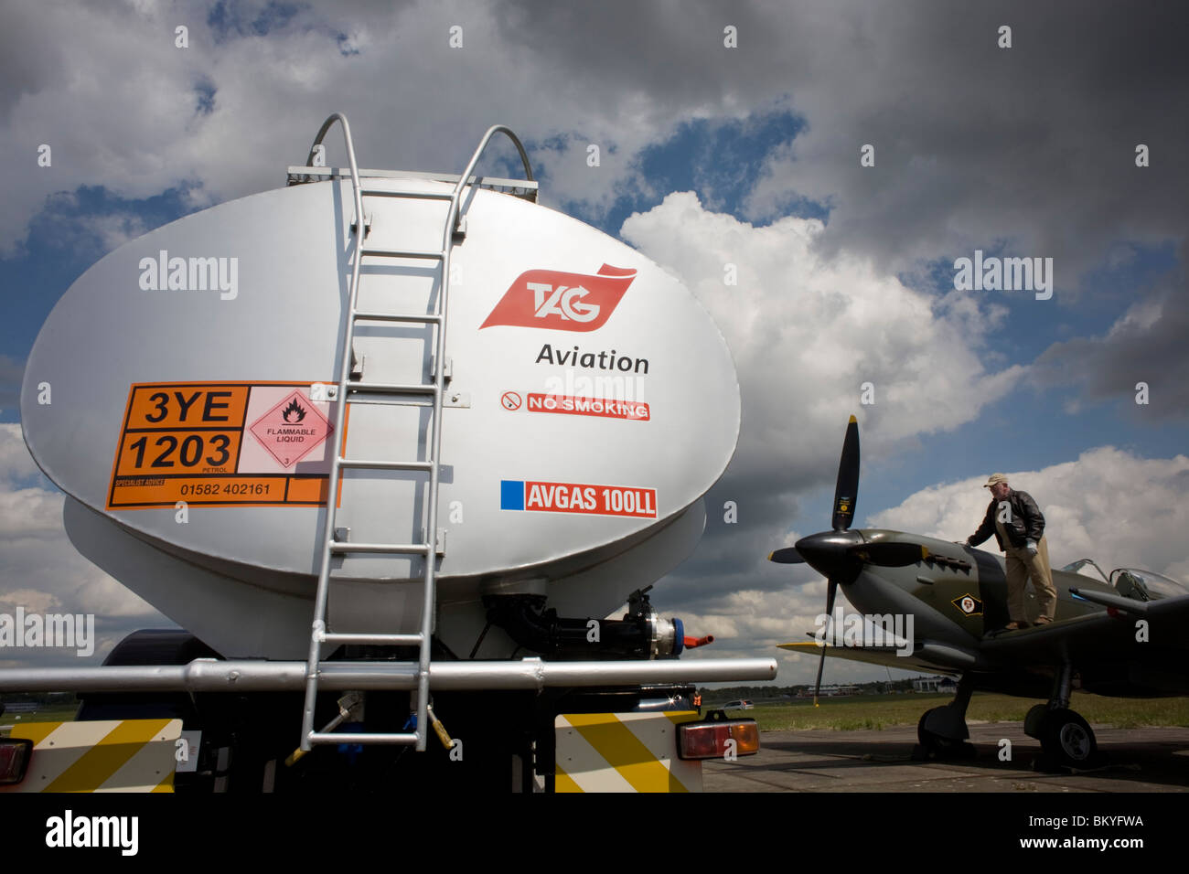 Il Supermarine Spitfire attende con rifornimento AVGAS 100LL carburante (per motori a pistoni) a Farnborough International Airshow di lancio Foto Stock