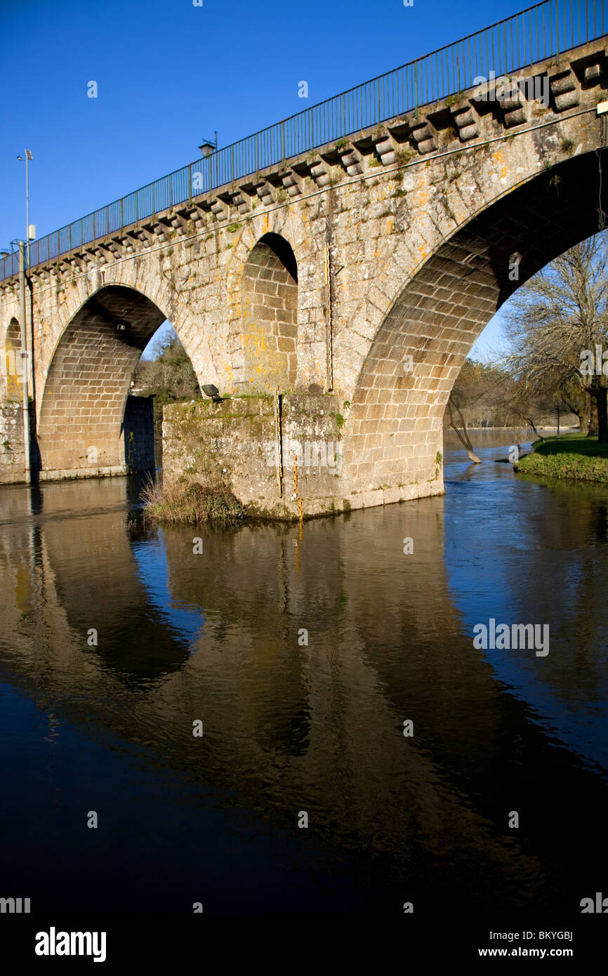 Ponte di Ponte da Barca, antico villaggio portoghese, sul fiume Minho Foto Stock