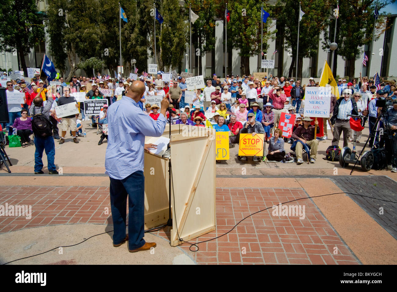 Un arrabbiato americano africano harangues altoparlante la folla ad un 'Tea Party' rally su Aprile 15 (giorno d'imposta) in Santa Ana, California. Foto Stock