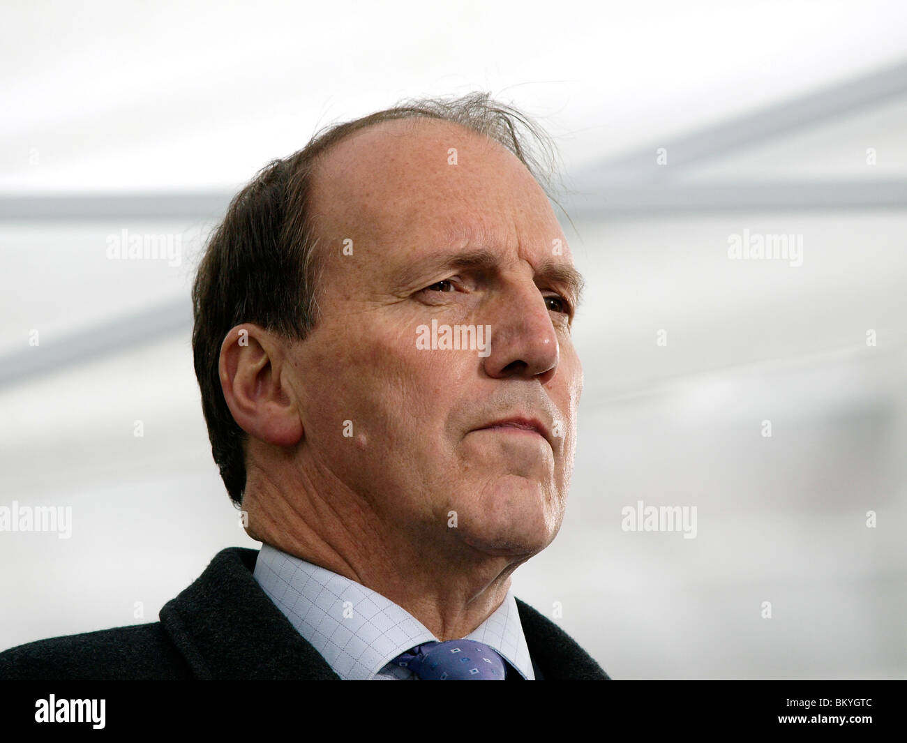 Simon Hughes liberali democratici MP parlando ai media su College Green al di fuori del Parlamento il 11 maggio 2010. Foto Stock