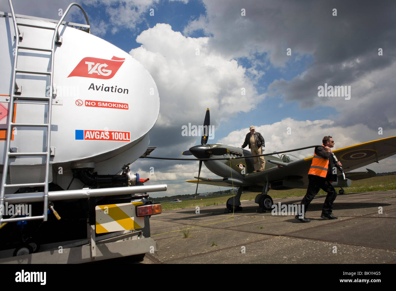 Il Supermarine Spitfire attende con rifornimento AVGAS 100LL carburante (per motori a pistoni) a Farnborough International Airshow di lancio Foto Stock