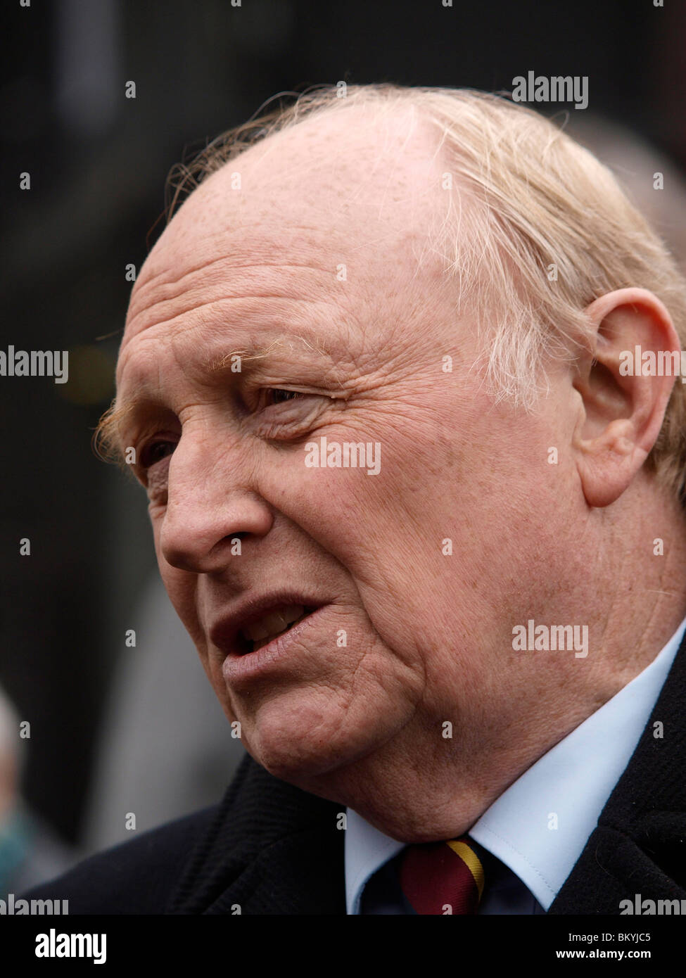 Ex leader del partito laburista Neil Kinnock parlando ai media su College Green al di fuori del Parlamento il 11 maggio 2010. Foto Stock