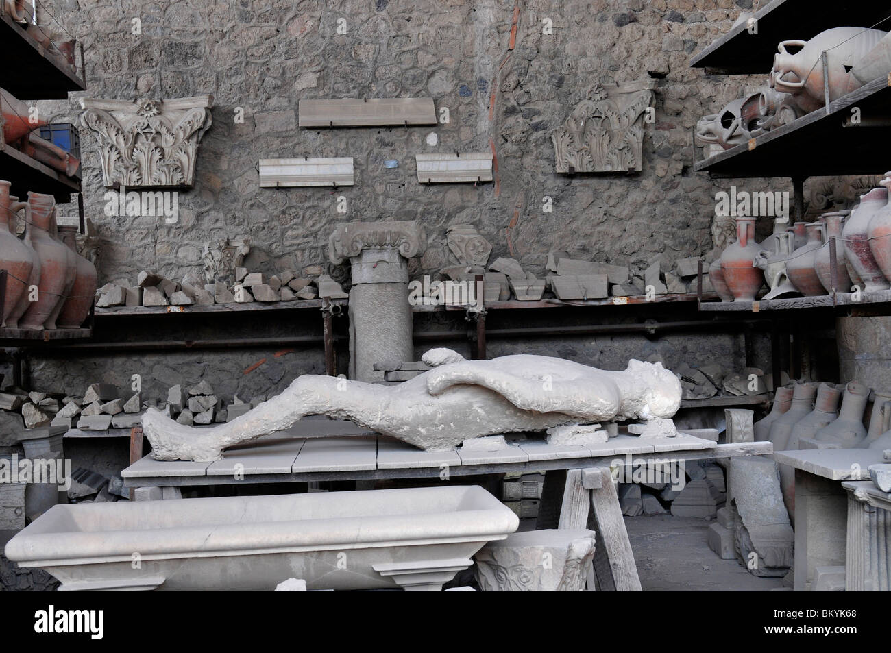 Calco in gesso di una vittima di un'eruzione del Vesuvio nel 79 d.c. nel granaio store a Pompei Italia Foto Stock