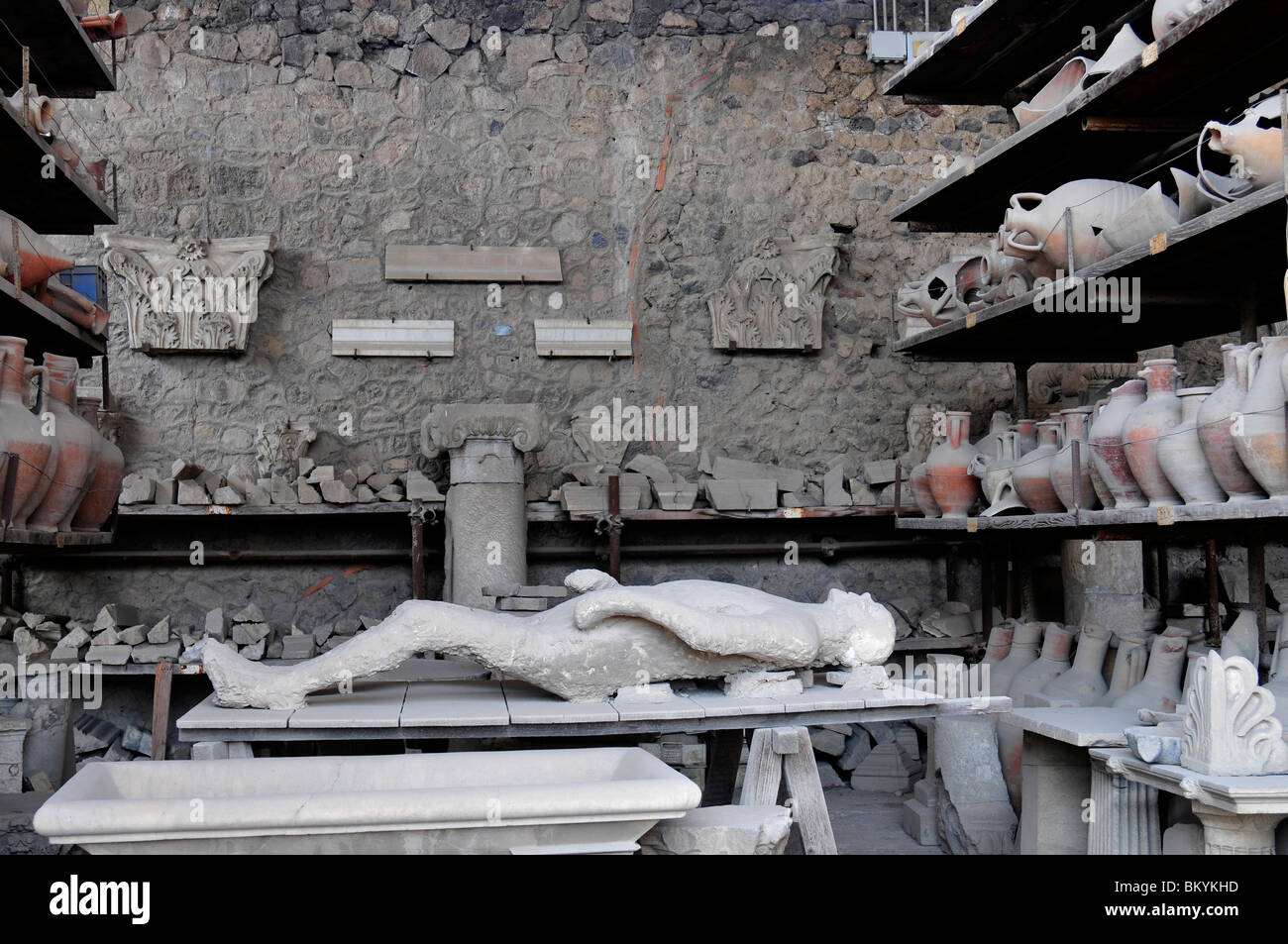 Calco in gesso di una vittima di un'eruzione del Vesuvio nel 79 d.c. a Pompei Italia Foto Stock