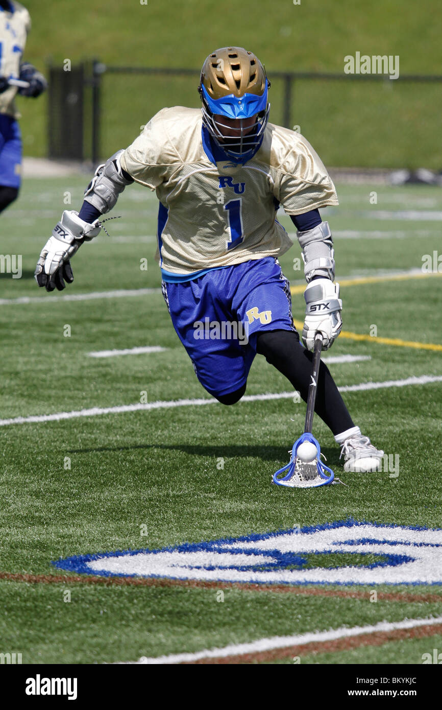 Lacrosse player in esecuzione con la palla in tasca. Foto Stock