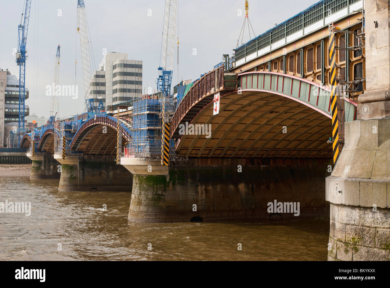 Blackfriars Railway Bridge ricostruito per ospitare piattaforme a Blackfriars Station, Londra, Gran Bretagna - 2010 Foto Stock