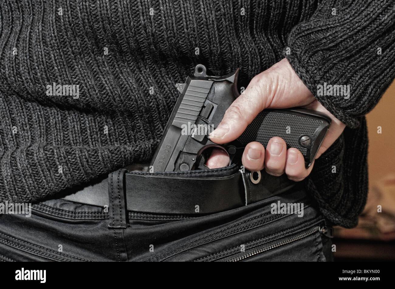 L'uomo tira un fucile carico Foto Stock