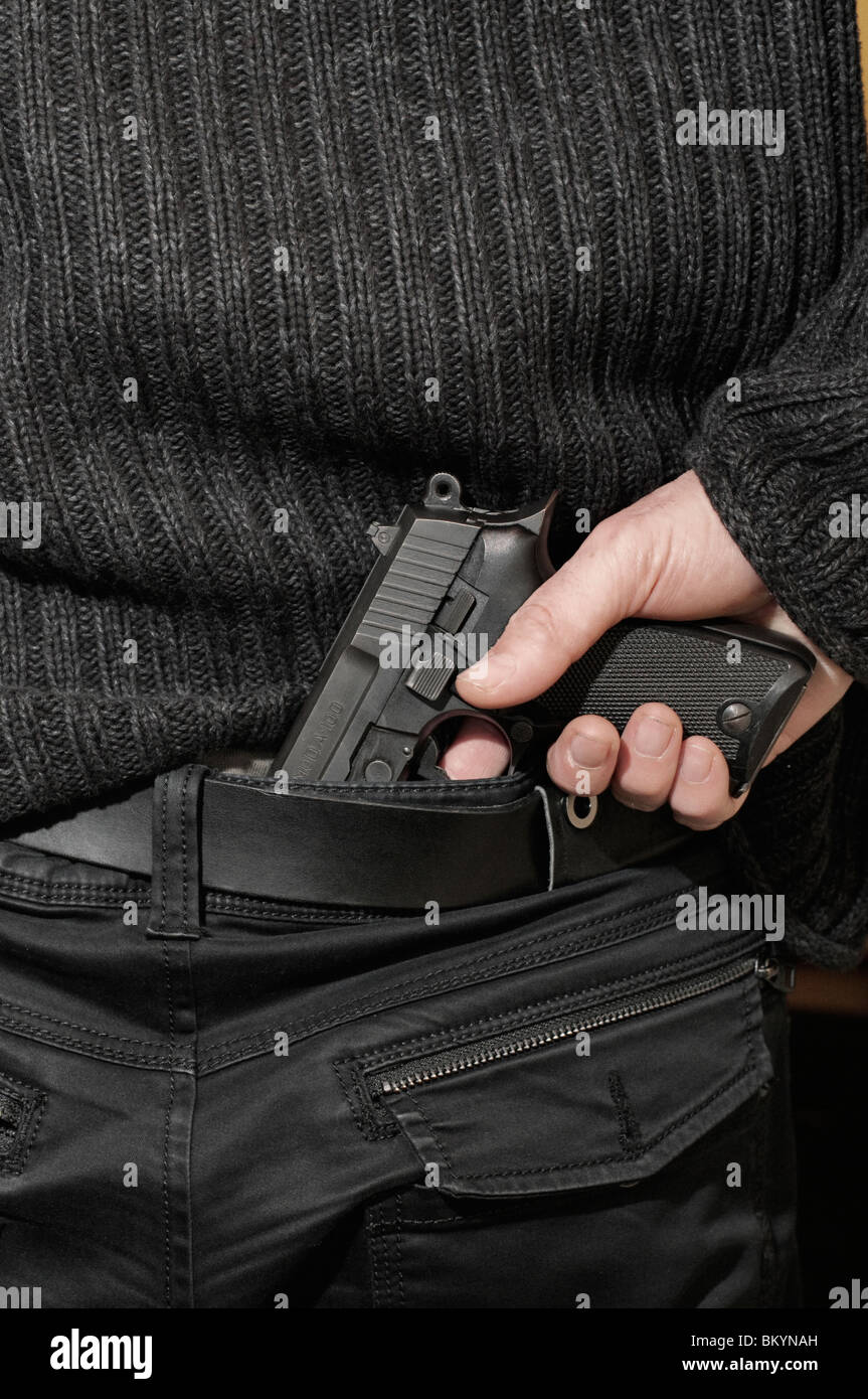 L'uomo tira un fucile carico Foto Stock