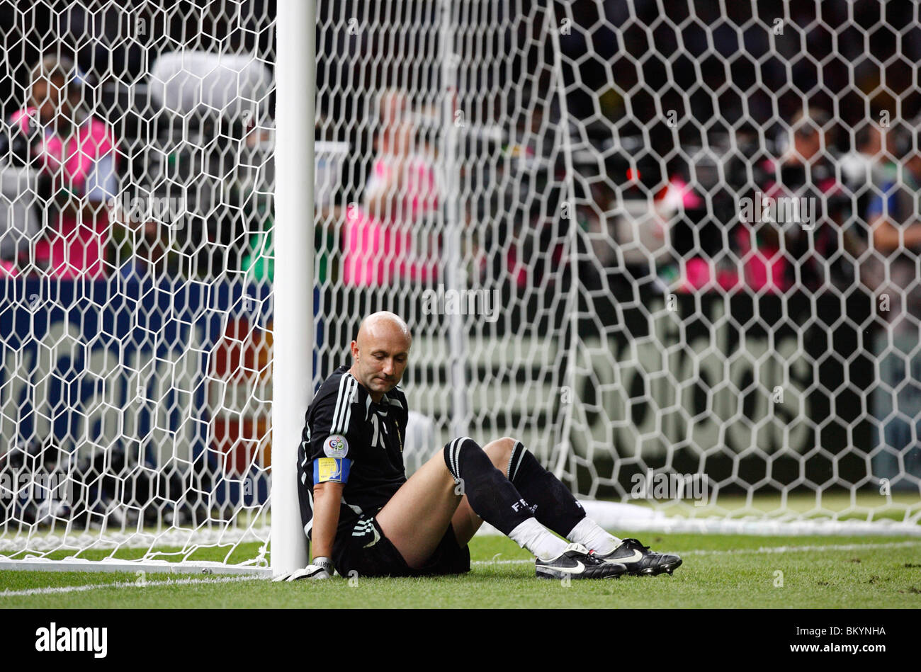 Sconsolato portiere Fabien Barthez di Francia si siede contro l'obiettivo post dopo l'Italia ha sconfitto la Francia a vincere la Coppa del Mondo 2006. Foto Stock