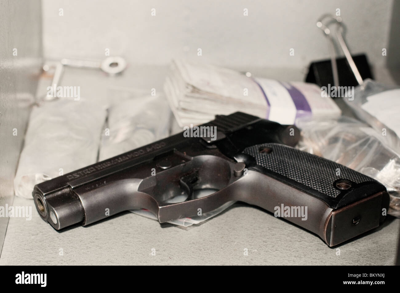 Pistola e oggetti di valore nella cassaforte sicura Foto stock - Alamy