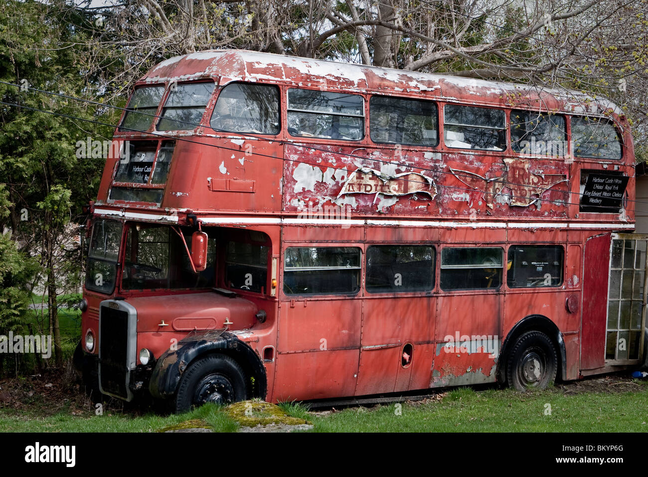 Un decadimento bus rosso a due piani è visto nella township di Augusta, Ontario, Aprile 18, 2010. Foto Stock