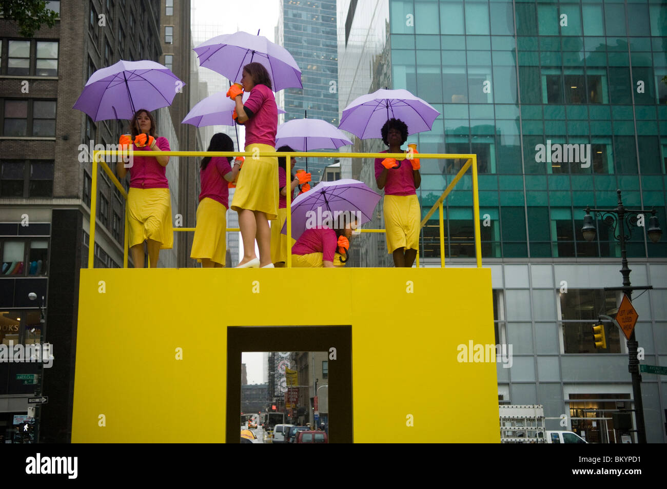 Le donne eseguire "Camminare", sotto la pioggia, un progetto d'arte dell'artista Kate Gilmore, in Bryant Park di New York Foto Stock