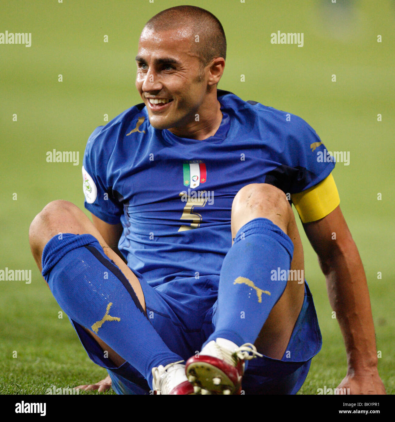 Italia team capitano Fabio Cannavaro sorrisi come egli si alza fuori il passo durante il 2006 FIFA World Cup finale contro la Francia. Foto Stock