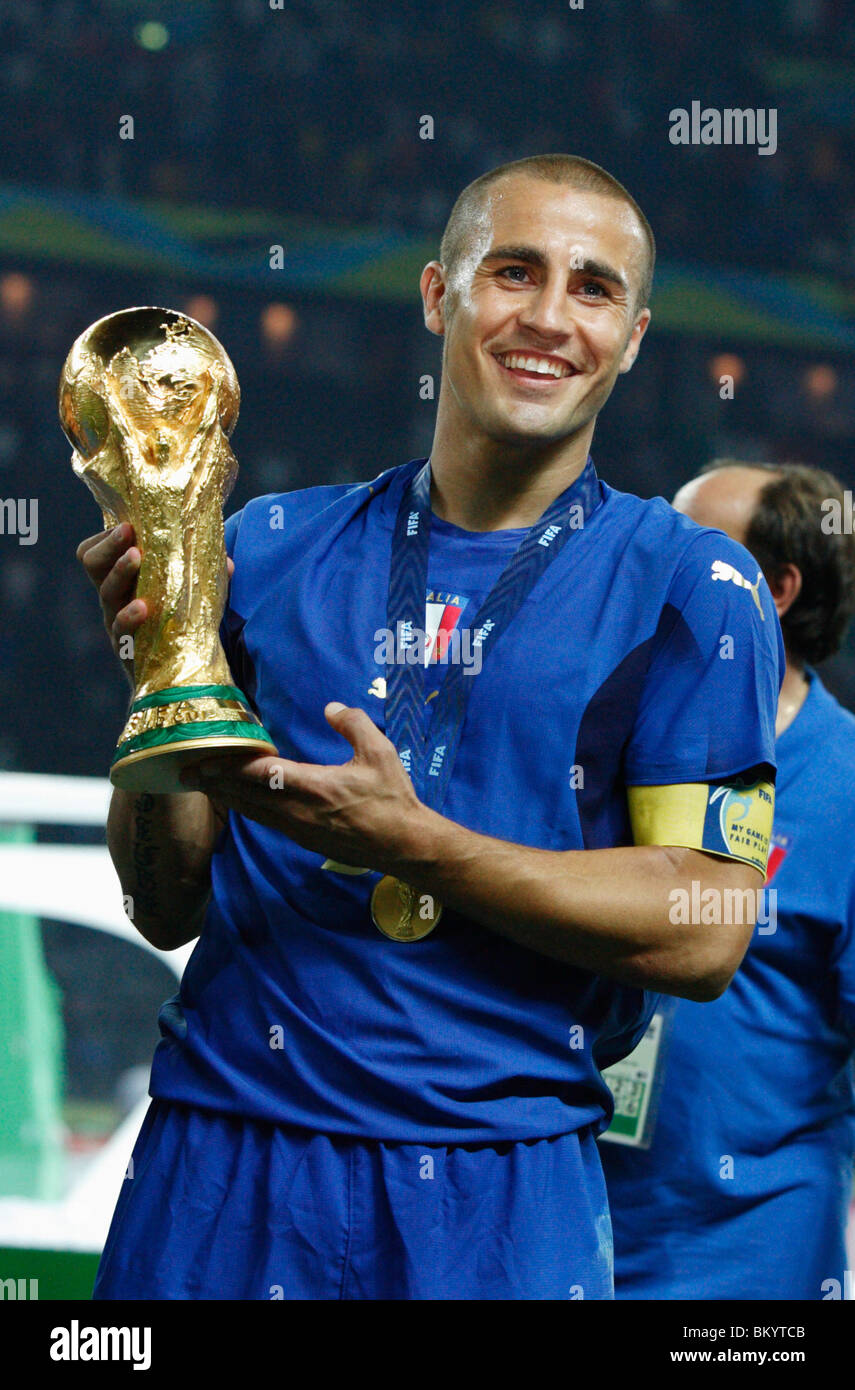 Italia team capitano Fabio Cannavaro tiene il mondo trofeo di Coppa Italia  dopo aver sconfitto la Francia nel 2006 FIFA World Cup finale Foto stock -  Alamy