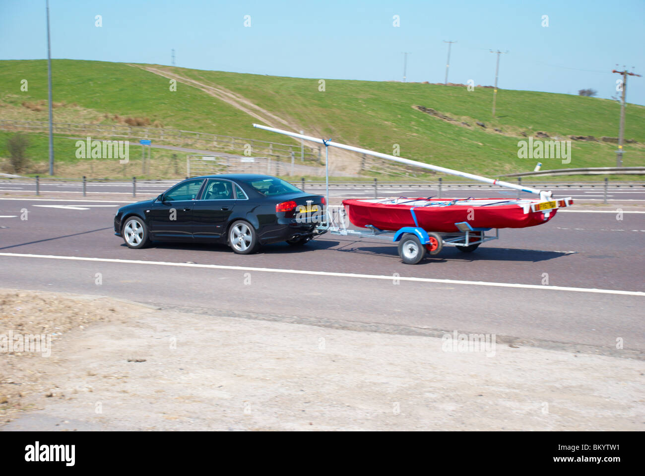 Auto & barca sulla M62 (vicino a Huddersfield). Foto Stock