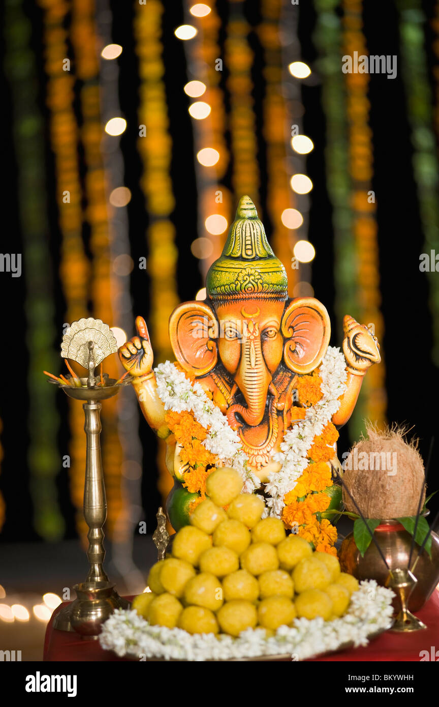 Offerta religiosa di fronte all'Idolo Signore Ganesha a Diwali Foto Stock