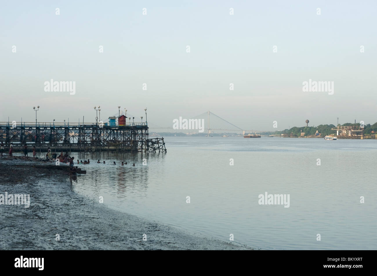 Riverbank con un ponte in background, Vidyasagar Setu, Fiume Hooghly, Calcutta, West Bengal, India Foto Stock