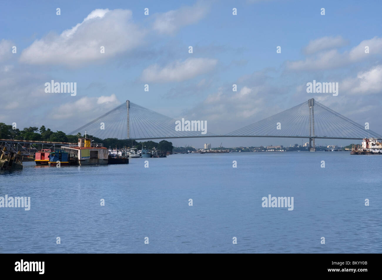 Ponte che attraversa il fiume, Vidyasagar Setu, Fiume Hooghly, Calcutta, West Bengal, India Foto Stock