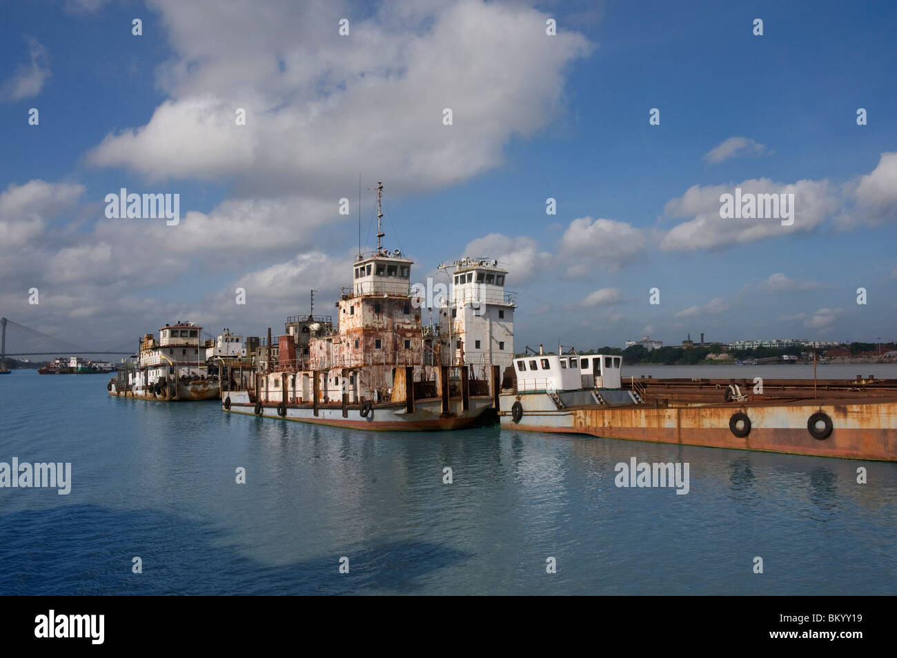 Barca con un ponte in background, Vidyasagar Setu, Fiume Hooghly, Calcutta, West Bengal, India Foto Stock