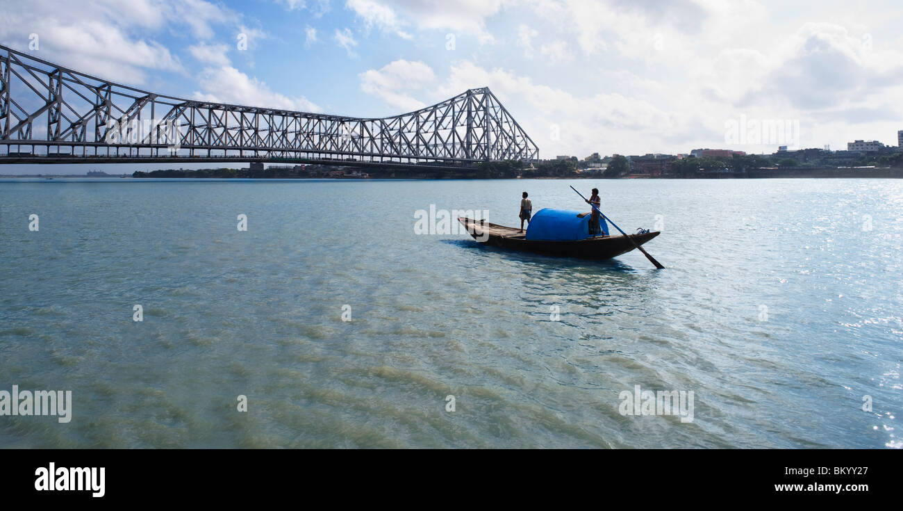 Ponte che attraversa il fiume,quella di Howrah Bridge,Fiume Hooghly,Kolkata,West Bengal,l'India Foto Stock