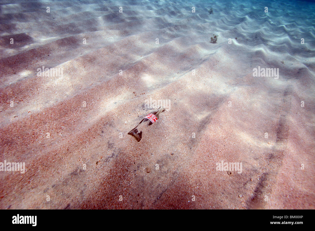 Un arabo Cococola bottiglia è scartato a sinistra nei bassifondi della Red Sea Resort di Dahab, Egitto. Foto di Adam Butler Foto Stock