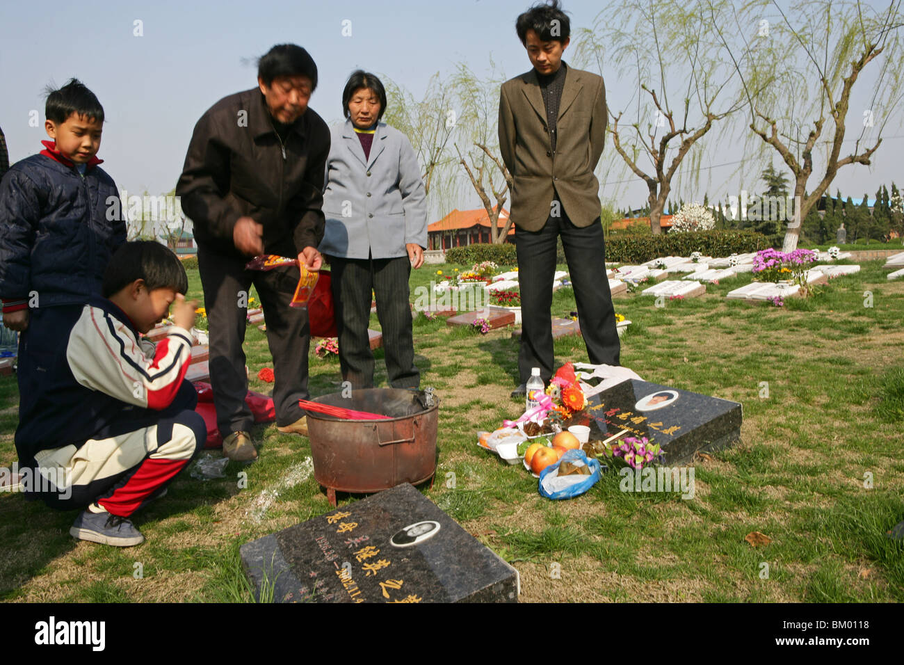 Fu Shou Yuan cimitero cimitero durante il Ching Ming Festival, preghiere per i morti, avi, famiglia offre cibo, vino, frutta al Foto Stock