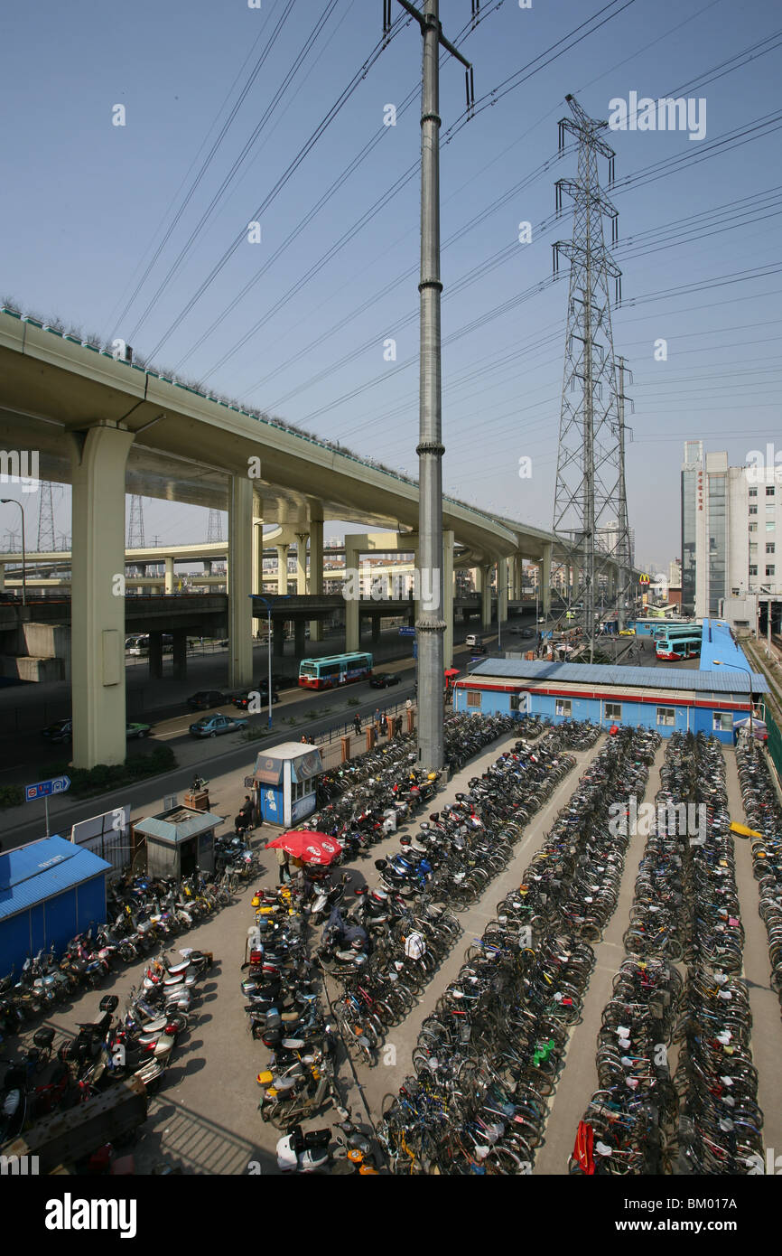 Autostrada Gaojia, Gaojia, elevati il sistema autostradale, bridge Expressway, custodito parcheggio, alta tensione le linee elettriche Foto Stock