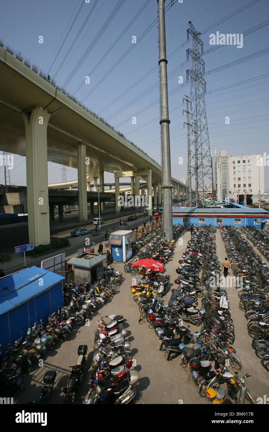 Autostrada Gaojia, Gaojia, elevati il sistema autostradale, bridge Expressway, custodito parcheggio, alta tensione le linee elettriche Foto Stock