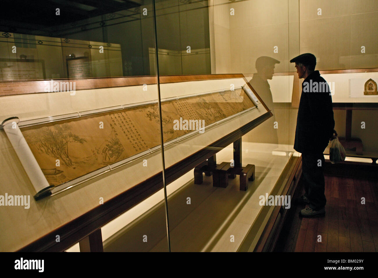 Interno, visitatore antichi studi di calligrafia, Rollbild, am Piazza del Popolo, Renmin Dadao, porcellane, mostre, antichi cinesi Foto Stock