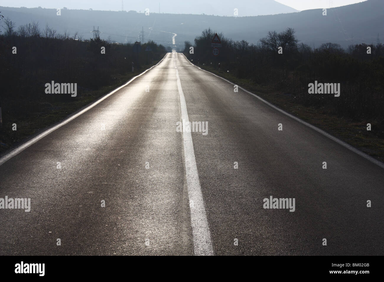 Una strada deserta di entrare nel lontano la distanza. Foto Stock