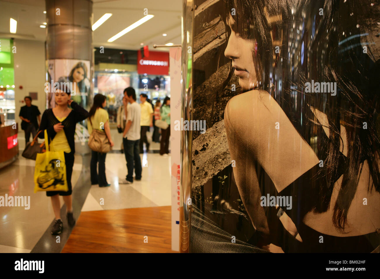 Gallerie dello shopping di Shanghai, centri commerciali, escalator, negozi, magazzini, mega centri commerciali, multipiano, pubblicità, consumatori, moda, Foto Stock