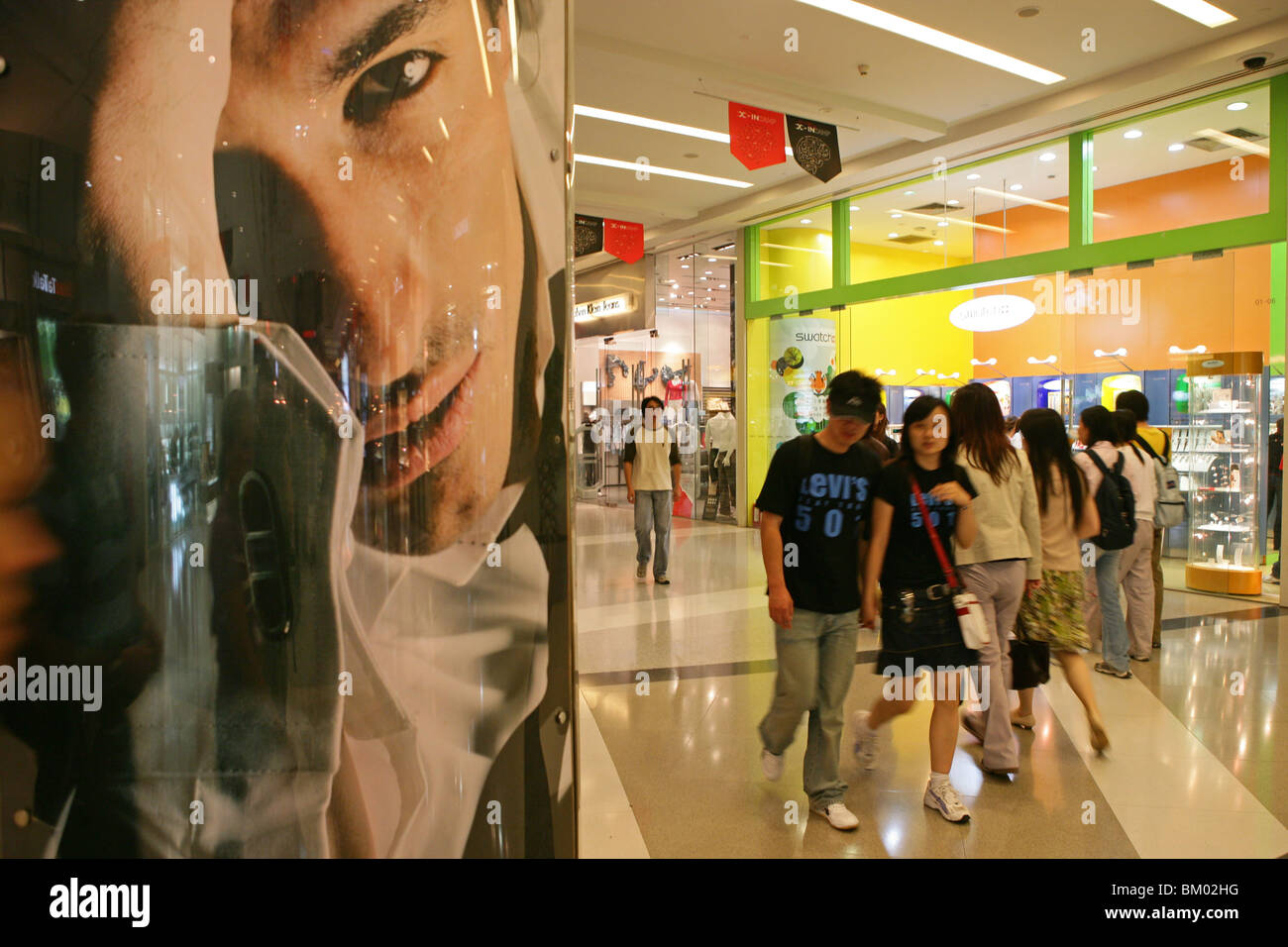 Gallerie dello shopping di Shanghai, centri commerciali, escalator, negozi, magazzini, mega centri commerciali, multipiano, pubblicità, consumatori, moda, Foto Stock