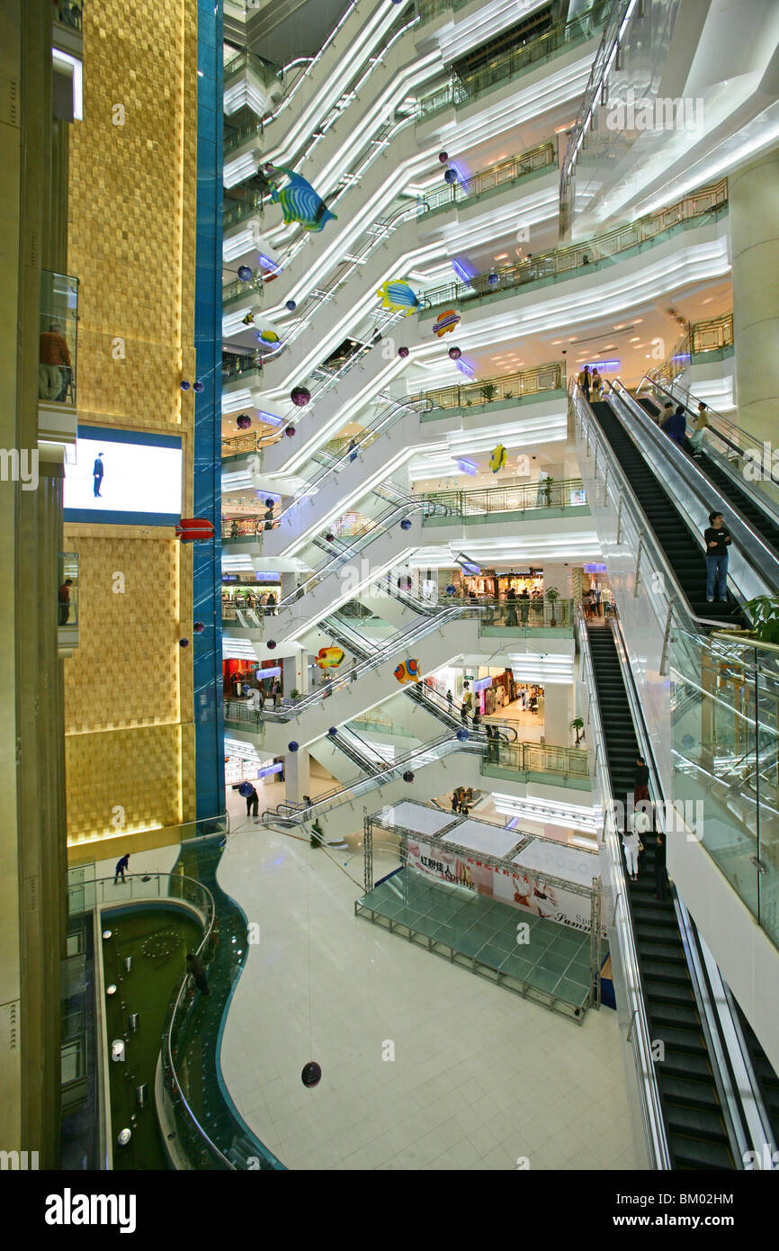 Per lo shopping di Shanghai, Nuovo Mondo, Yao Han, shopping mall, escalator, negozi, magazzini, mega centri commerciali, multipiano, pubblicità, consumatori Foto Stock