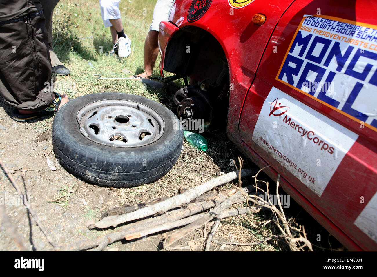 Una ruota che è cambiato dopo la caduta in un fosso durante il 2009 Mongol Rally in Mongolia. Foto Stock