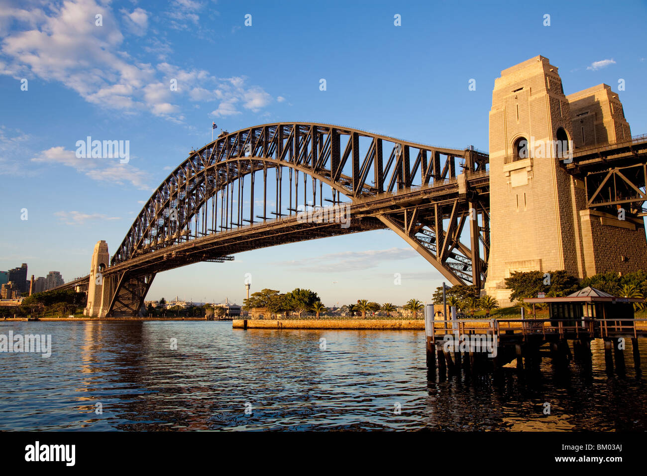 Il Ponte del Porto di Sydney illuminato dalla calda, la mattina presto la luce del sole Foto Stock