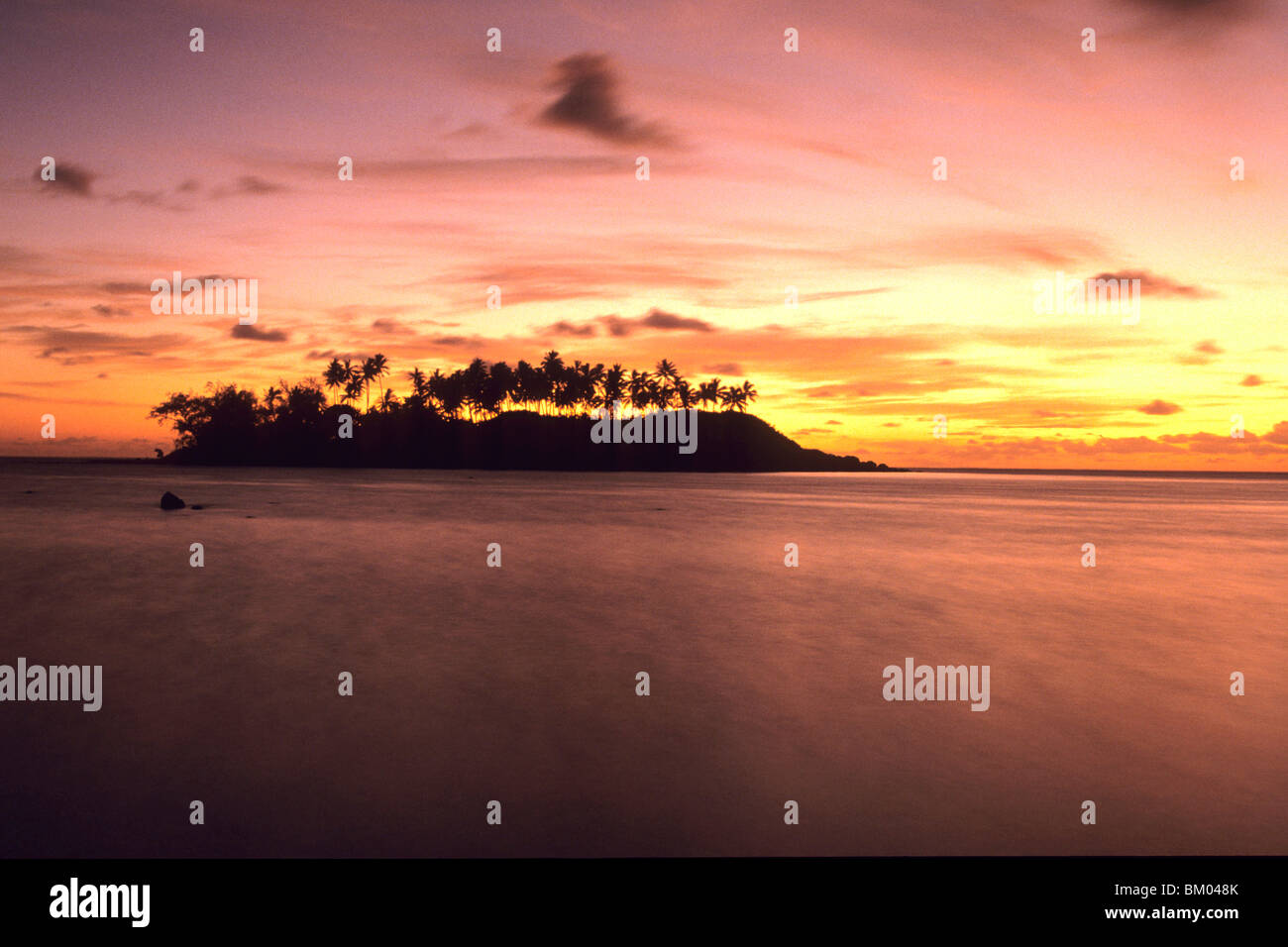 Motu a Sunrise, vista da Muri Beach, Rarotonga Isole Cook Foto Stock