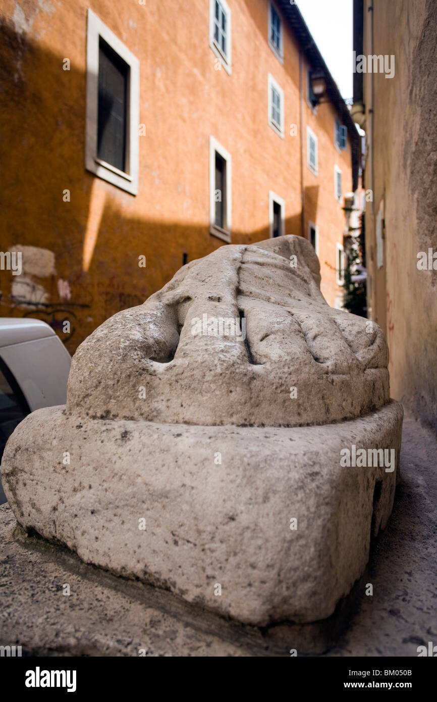 Piede gigantesco di una antica statua romana sulla strada, Roma Foto Stock