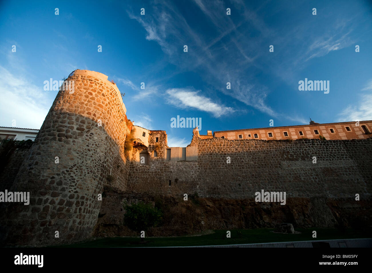 Le mura della città al tramonto, città di Plasencia, provincia di Caceres, comunità autonoma di Estremadura, Spagna occidentale Foto Stock