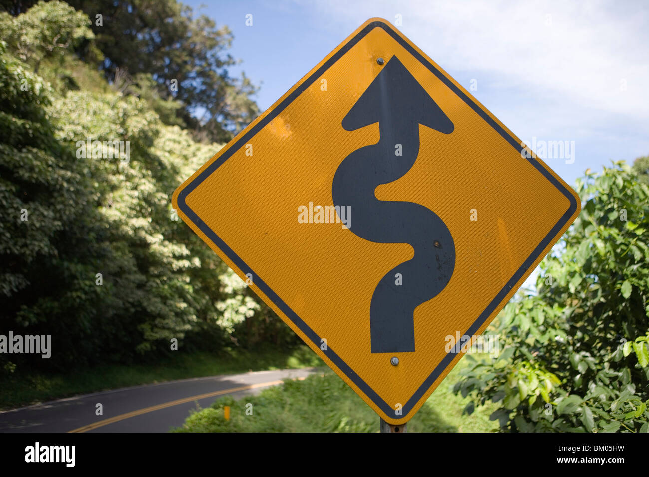 Curva cartello stradale, su strada a Maui, Hawaii Foto Stock