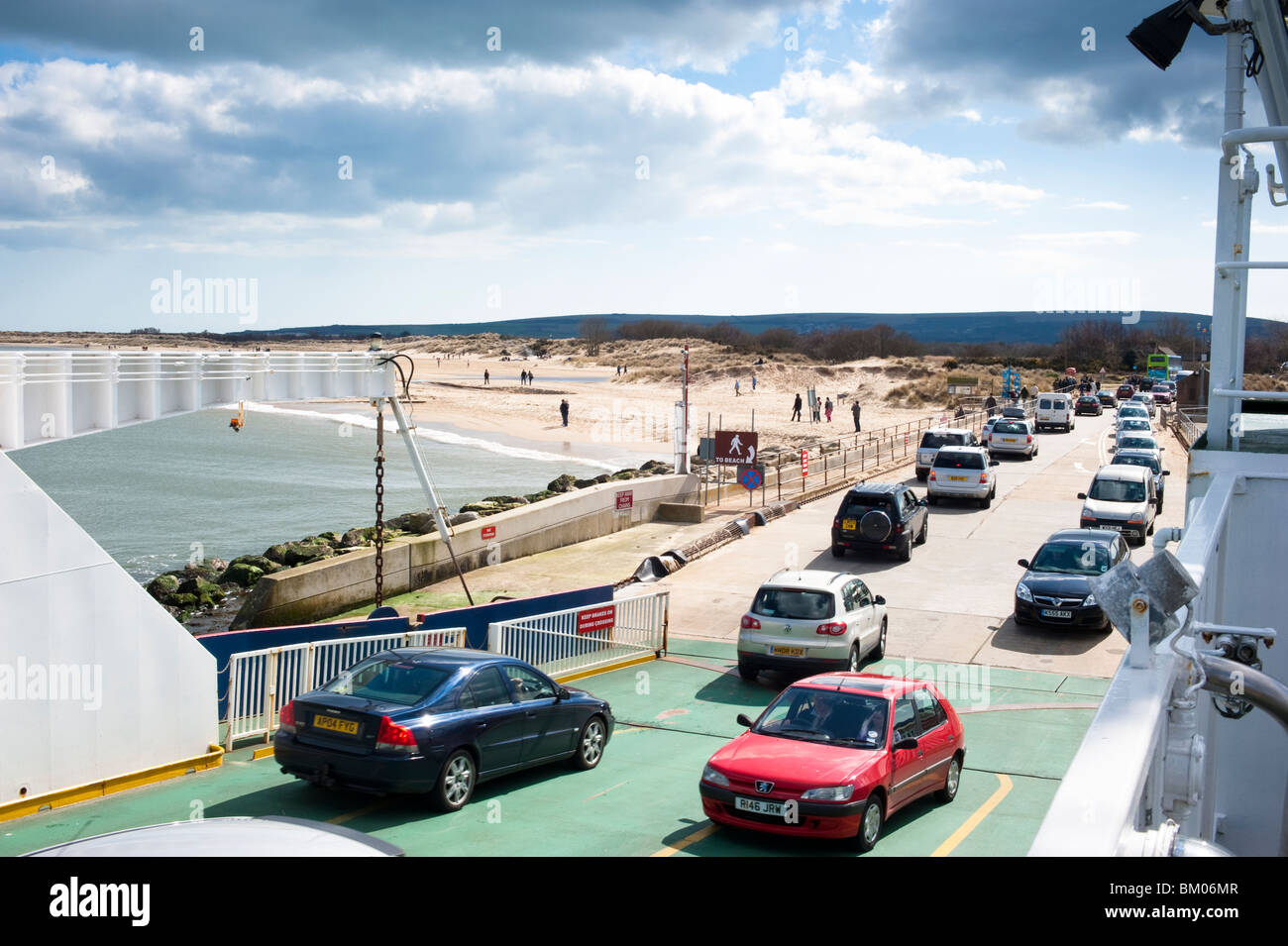 Cars driving on e off la catena di barene ferry, il porto di Poole, Dorset, Inghilterra Foto Stock