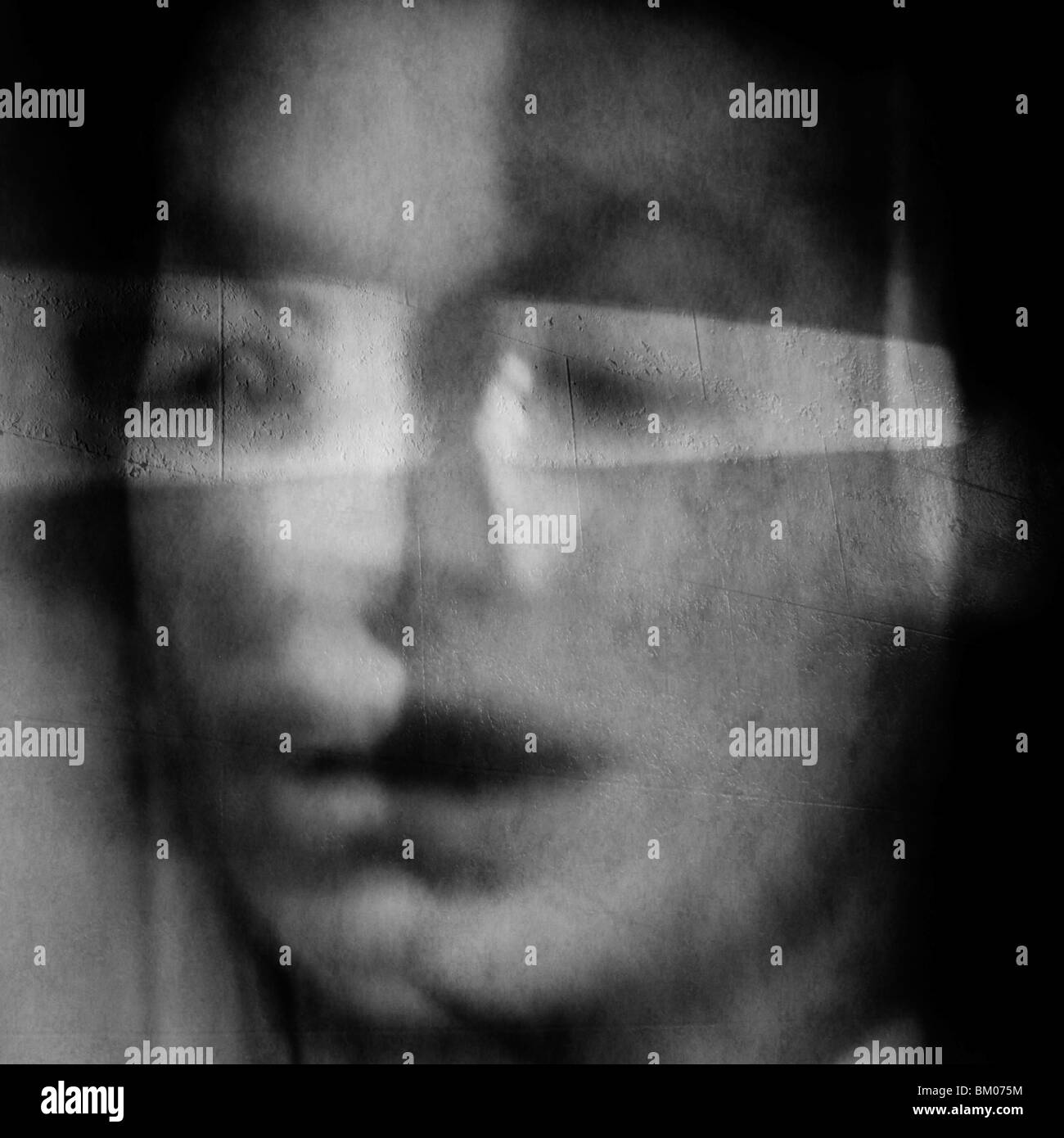 Immagine composita di due donne sovrapposte con una luce attraverso i loro occhi Foto Stock