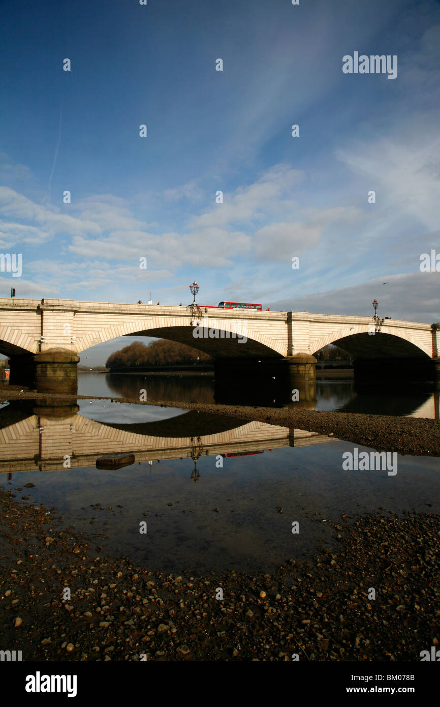 Putney Bridge si riflette in una marea piscina sul Fiume Tamigi con la bassa marea, Putney, London, Regno Unito Foto Stock
